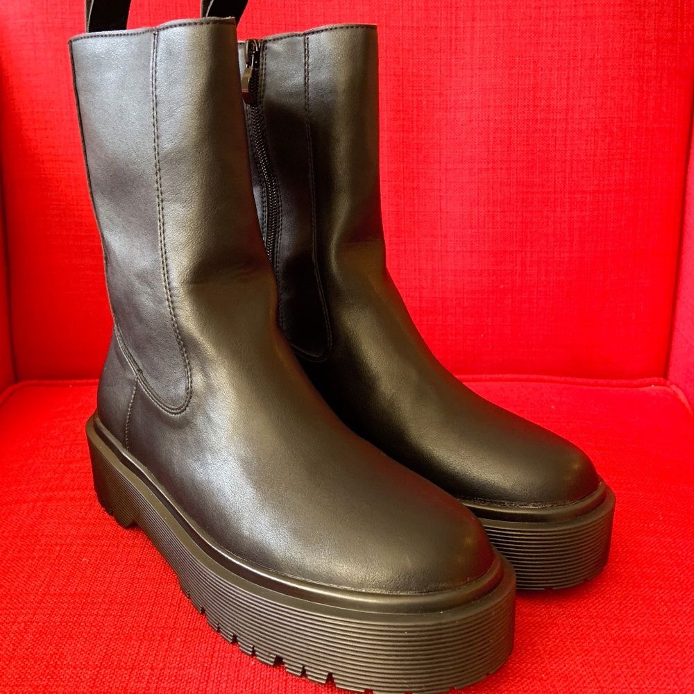 LIMITED BRAND NEW Minimalist Black Chelsea Boot